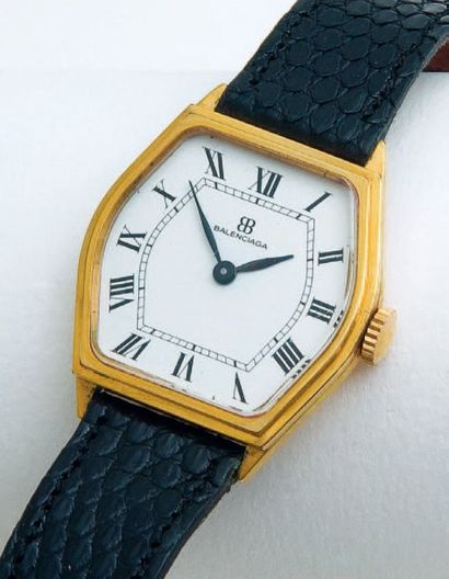 BALENCIAGA (PARIS / Tortue), vers 1985 Montre de forme tonneau tortue plaqué or jaune...