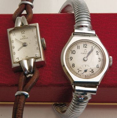 OMEGA (Lot féminin : Carré & Tonneau), vers 1938 Lot de 2 montres en acier : Une...