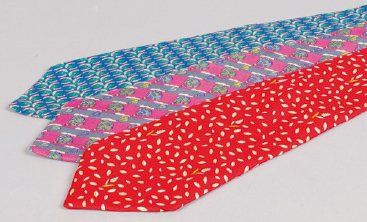 HERMÈS Paris Lot de trois cravates en soie imprimée.