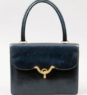 HERMÈS Paris Sac « Vasco « en cuir marine, attaches et fermoir cordé plaqué or, poignée....