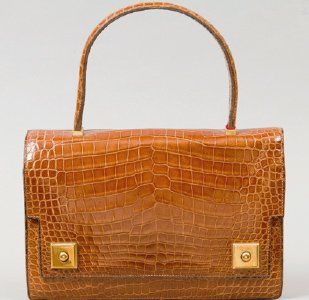 HERMÈS Paris Sac « Piano « en crocodile miel à deux soufflets, attaches et fermoirs...