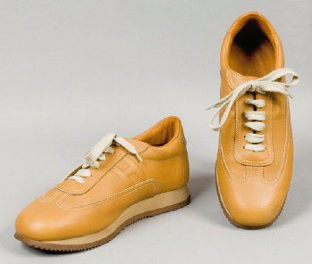 HERMÈS Paris made in Italy Paire de chaussures de sport à lacets en cuir beige, surpiqures...