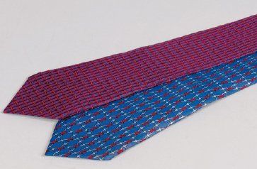HERMÈS Paris made in France Lot de deux cravates en soie imprimée.