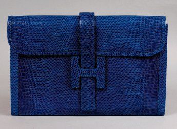 HERMÈS Paris made in France Pochette « Jige» 29 cm en lézard bleu roy, fermeture...