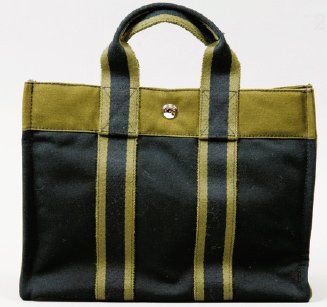 HERMÈS Paris made in France Sac « Toto bag « en toile bicolore kaki et noir, fermeture...