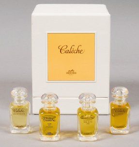HERMÈS Paris made in France Coffret contenant quatre miniatures de soie de parfum...