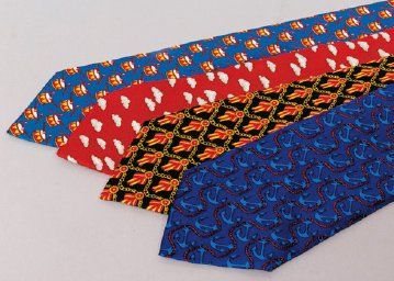 HERMÈS Paris Lot de quatre cravates en soie imprimée. Très bon état
