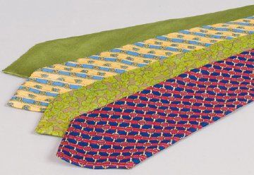 HERMÈS Paris Lot de quatre cravates en soie imprimée.