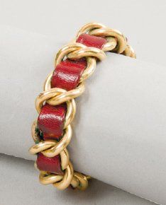 HERMÈS Paris Bracelet ceinture en métal doré et cuir tressé bordeaux.