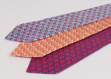 HERMÈS Paris made in France Lot de trois cravates en soie imprimée.