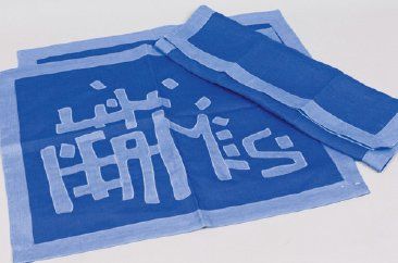 HERMÈS Paris made in France Ensemble de deux sets et serviettes en lin bleu roi figurant...