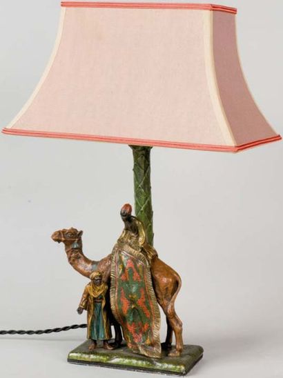 Ecole orientaliste, XXe siècle Marchand de tapis sur son chameau Lampe en régule...