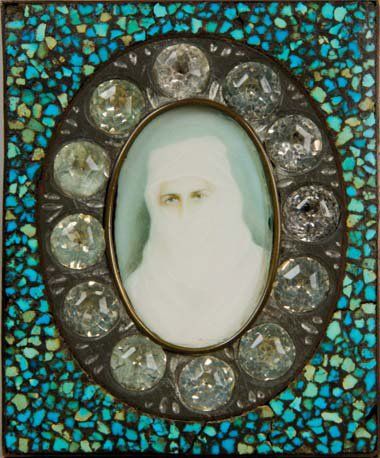 null Portrait d'une femme orientale voilée en blanc Miniature sur ivoire ovale, dans...
