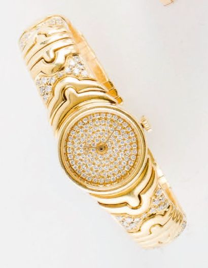 null Bracelet montre de dame en or jaune, le cadran pavé de diamants, mouvement à...