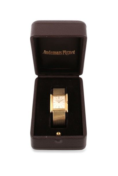 AUDEMARS PIGUET Rare et belle montre bracelet extra-plate en or jaune 18K (750).
Boitier...