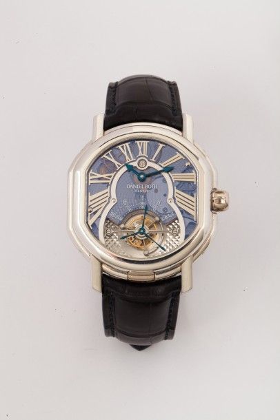 DANIEL ROTH TOURBILLON Très rare et grande montre bracelet en platine (950).
Boîtier...