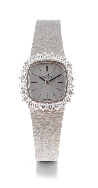 OMEGA Montre bracelet de dame en or blanc 18k (750).
Boîtier coussin.
Lunette sertie...