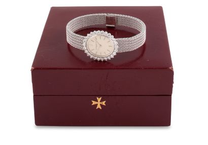 VACHERON CONSTANTIN Superbe montre bracelet de dame en or blanc 18k (750).
Boîtier...