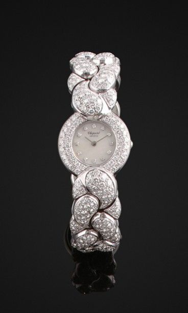 CHOPARD Belle montre bracelet de dame en or blanc 18k (750).
Boîtier rond.
Lunette...