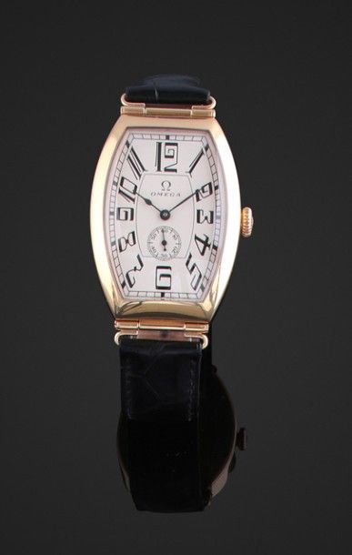 OMEGA Rare et grande montre bracelet en or rose 18k (750).
Boîtier tonneau, anses...