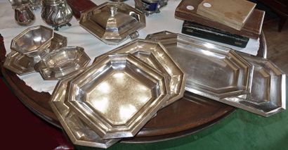 null Ensmble de plats en métal argenté à pans coupés comprenant deux plats rectangulaires,...