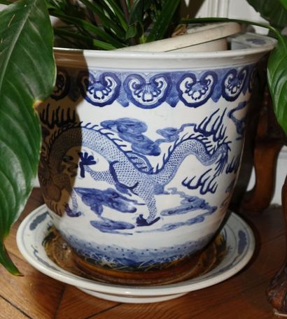 null CACHE-POT et son PRESENTOIR en porcelaine à décor de dragons en camaïeu bleu....