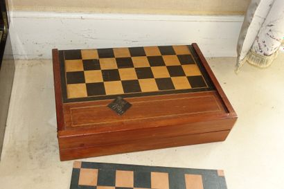 null Echiquier formant backgammon et un lot de jeux de société.