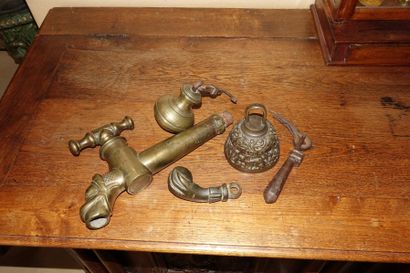 null Lot en bronze comprenant un robinet de fontaine, un poids de balance, deux heurtoirs,...