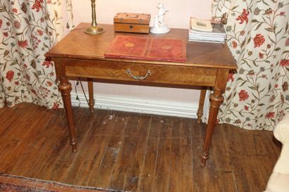 null Petit bureau en bois naturel de style Louis XVI. On y joint une table de chevet...
