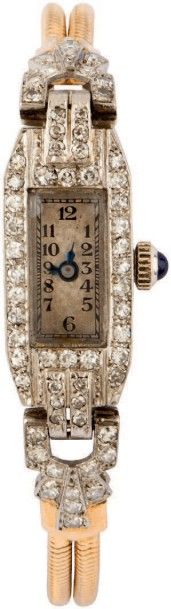 Anonyme vers 1930 Montre bracelet de dame en platine. Boitier rectangle.
Lunette...