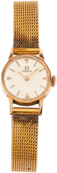 OMEGA N°2983/449699 vers 1950
Montre bracelet de dame en or rose. Boitier rond. Cadran...