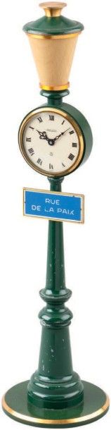JAEGER vers 1950 Pendulette-réveil de bureau «Rue de la Paix». Bec de gaz émaillé...