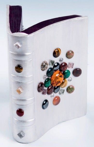 LORENZ BÄUMER Livre bijou
Cabochons d'ambre, pierres de lune, pierres dures diverses,...