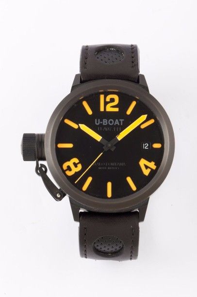  U-BOAT vers 2000 
Grande montre bracelet de plongée en acier noirci. Boitier rond....