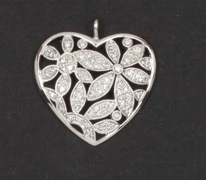 null Pendentif «Coeur» en or gris ajouré à décor floral orné de diamants taillés...