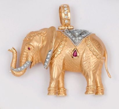null Pendentif «Éléphant» en or jaune mat et poli orné de rubis et de pierres blanches....