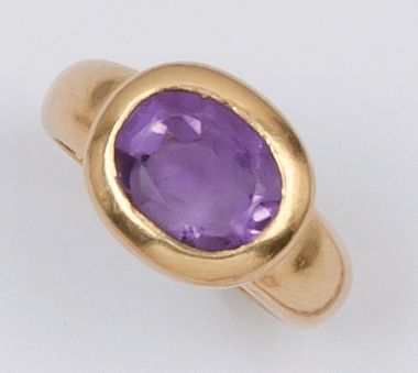 null Bague en or jaune ornée d'une améthyste ovale.
Tour de doigt: 57. P. 7,4g.