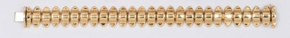 CHAUMET Bracelet «Chenille» articulé en or jaune.
Signé Chaumet.
Longueur: 18 cm...