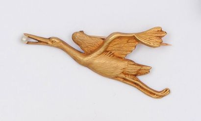 null Broche «Cigogne» en or jaune ciselé ornée d'une perle.
Vers 1900. P. 3,3,g.