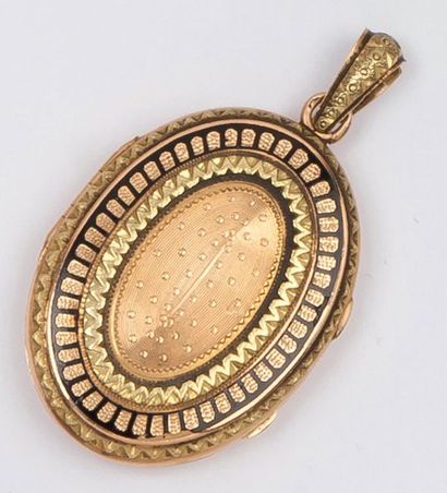 null Pendentif ouvrant en or jaune émaillé à décor ciselé.
Époque Napoléon III. P....