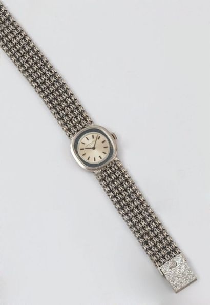PATEK PHILIPPE «Genève»
Bracelet montre de dame en or gris. Cadran bleu et gris,...