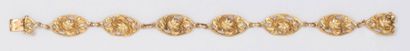 null Bracelet articulé en or jaune à décor de fleurs.
Longueur: 17,5 cm. P. 18g.