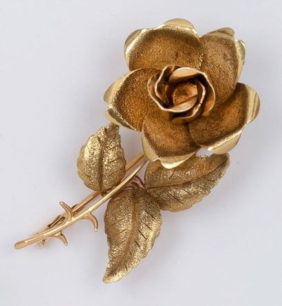 null Broche «Fleur» en or jaune ciselé et guilloché. P. 14,7g.