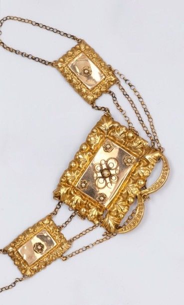 null Collier «d'Esclavage» en or jaune à décor ciselé. Première moitié du XIXe siècle....