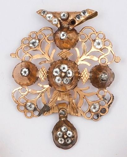 null Pendentif en or jaune ciselé orné de pierres du Rhin.
Travail Normand.
P. 1...