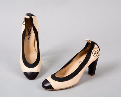 CHANEL Paire d'escarpins 85 mm en cuir agneau beige gansé d'élastique noir, talons,...