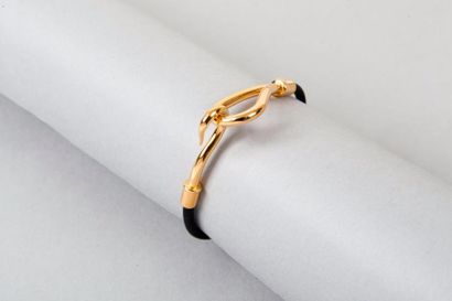 HERMÈS Paris made in France Bracelet "Jumbo" en nylon noir, fermoir en métal doré....
