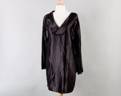 Marc JACOBS Robe tunique en satin de soie noir, encolure en V se continuant en écharpe...