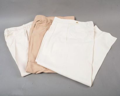 CHLOE Lot de trois pantalons en crêpe de soie, un blanc, un écru, un beige. T. 42/44...