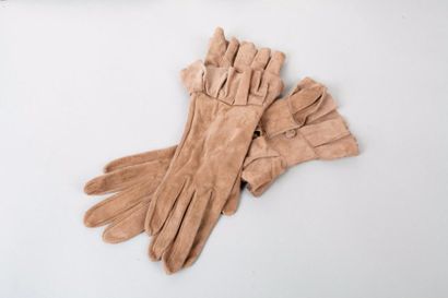 LANVIN Paire de gants en chevreau velours beige, poignets à double volant plissé...